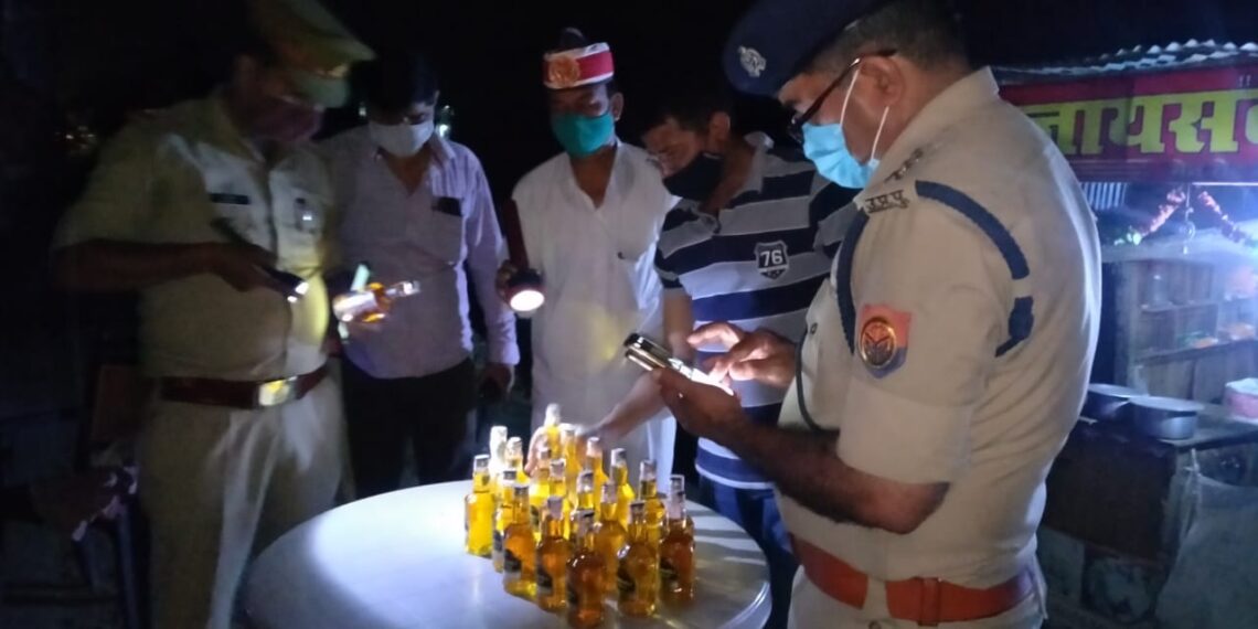 नौतनवां और सोनौली में देर रात होटलों और ढाबों पर की गई जांच