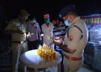 नौतनवां और सोनौली में देर रात होटलों और ढाबों पर की गई जांच