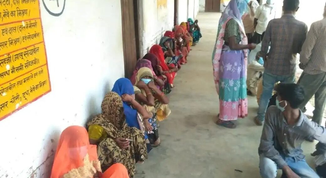 महराजगंज: विधानसभा चुनाव का सेमीफाइनल कोरोना के बीच दूसरे चरण की वोटिंग जारी