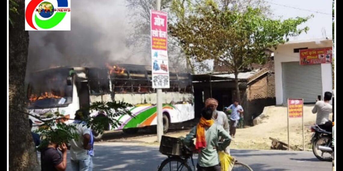नौतनवां: खड़ी बस में लगी आग, बस जल कर हो गयी खाक
