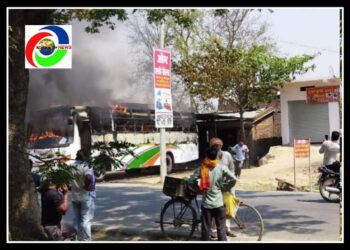 नौतनवां: खड़ी बस में लगी आग, बस जल कर हो गयी खाक