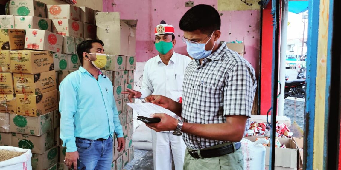 नौतनवां एसडीएम जमाखोरी और कालाबजारी को लेकर दुकानों का किये औचक जांच, अलाउंस कर किये आगाह