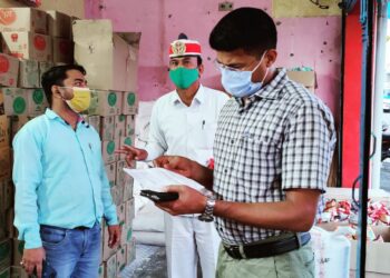 नौतनवां एसडीएम जमाखोरी और कालाबजारी को लेकर दुकानों का किये औचक जांच, अलाउंस कर किये आगाह