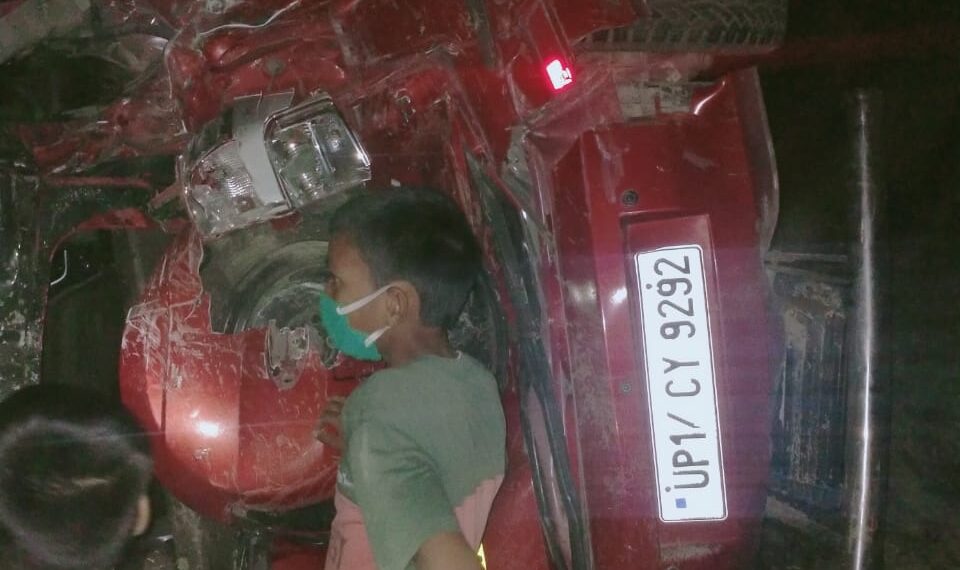 नौतनवां: ट्रक ने कार को मारी ठोकर, क्षतिग्रस्त