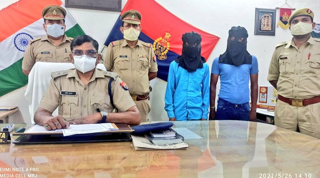 बंधक बना कर रखे गए तंग कपड़ों में लड़कियों से करवा रहे थे अश्लील डांस, 3 लड़कियों को महराजगंज पुलिस ने छुड़ाया