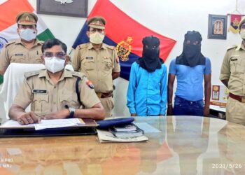 बंधक बना कर रखे गए तंग कपड़ों में लड़कियों से करवा रहे थे अश्लील डांस, 3 लड़कियों को महराजगंज पुलिस ने छुड़ाया