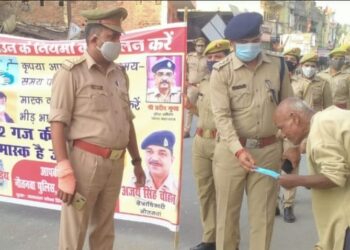 जब नौतनवां सीओ ने नम्रता से वृद्ध से कहा चाचा लीजिए मास्क लगाकर रहिये, भावुक होकर वृद्ध ने झुक कर किया सलाम