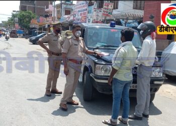 नौतनवां: नगर में आनावश्यक घूम रहे लोगो को पुलिस ने पढ़ाया पाठ, 12 का चालान