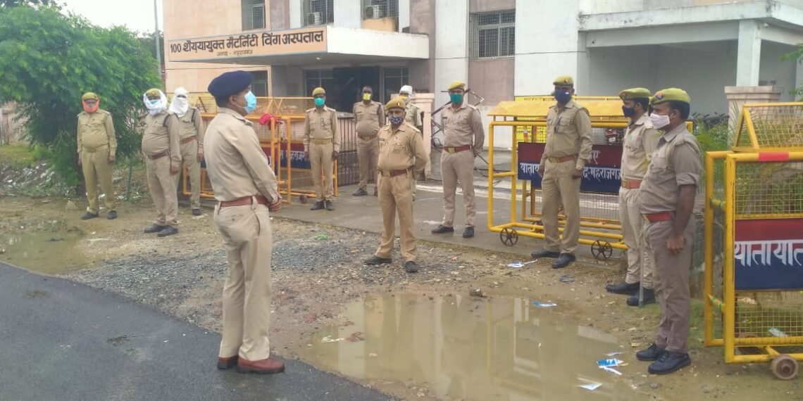 महराजगंज: सदर कोविड केयर हॉस्पिटल में औचक पहुचे सीओ, पुलिस कर्मियों की ड्यूटी चेक