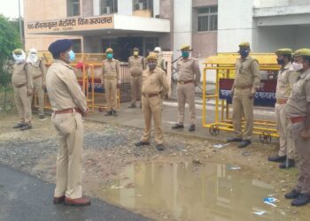 महराजगंज: सदर कोविड केयर हॉस्पिटल में औचक पहुचे सीओ, पुलिस कर्मियों की ड्यूटी चेक