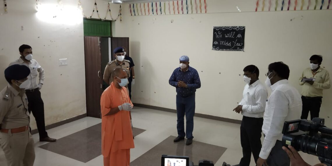 सीएम योगी ने कोविड इंडिकेटेड कंट्रोल रूम व स्पोर्ट्स कॉलेज में एल 2 हॉस्पिटल का किया निरीक्षण