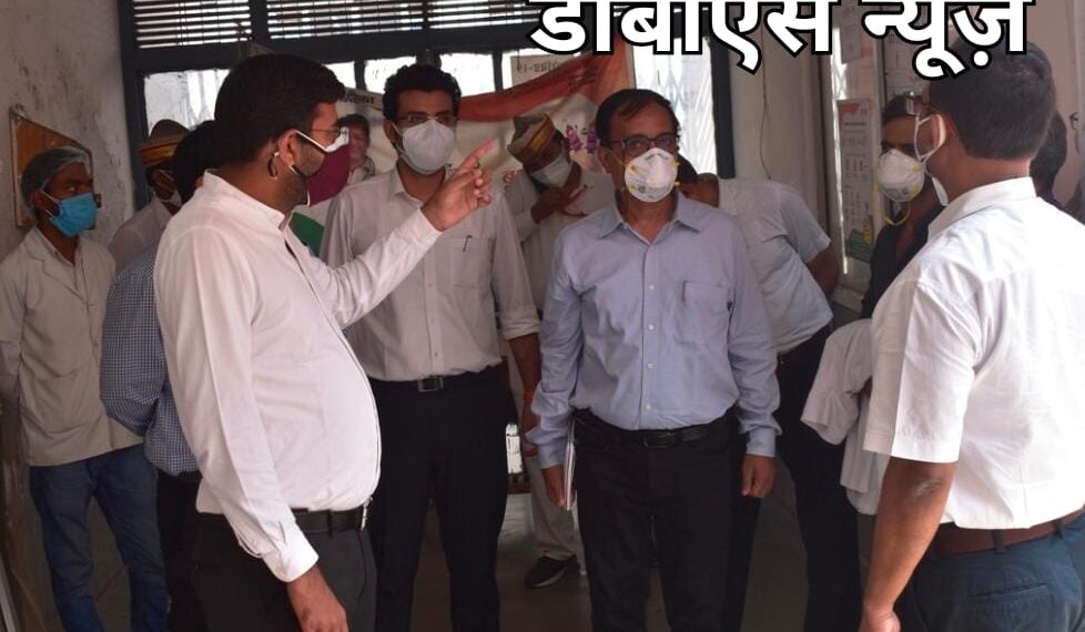 सिद्धार्थनगर: जिला अस्पताल के इमरजेंसी वार्ड का जिलाधिकारी व मुख्य विकास अधिकारी ने किया निरीक्षण