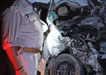 फरेंदा: शादी में जा रही कार को ट्रक ने रौंदा, 5 की मौत