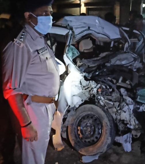 फरेंदा: शादी में जा रही कार को ट्रक ने रौंदा, 5 की मौत