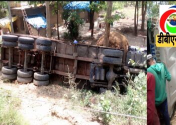 नौतनवां: नेपाल जा रही लोहे की चद्दरें भरी ट्रेलर गड्ढे में पलटी, कोई हताहत नहीं