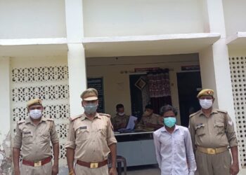 महराजगंज: बृजमनगंज पुलिस ने 15000 के ईनामी अभियुक्त को 315 बोर तमंचे व एक जिन्दा कारतूस के साथ गिरफ्तार कर भेजा माननीय न्यायालय