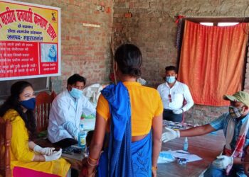 महराजगंज: कोरोना महामारी में फिर आगे आया वनवासी कल्याण आश्रम, स्वास्थ्य कैम्प लगा कर कर रहे सेवा