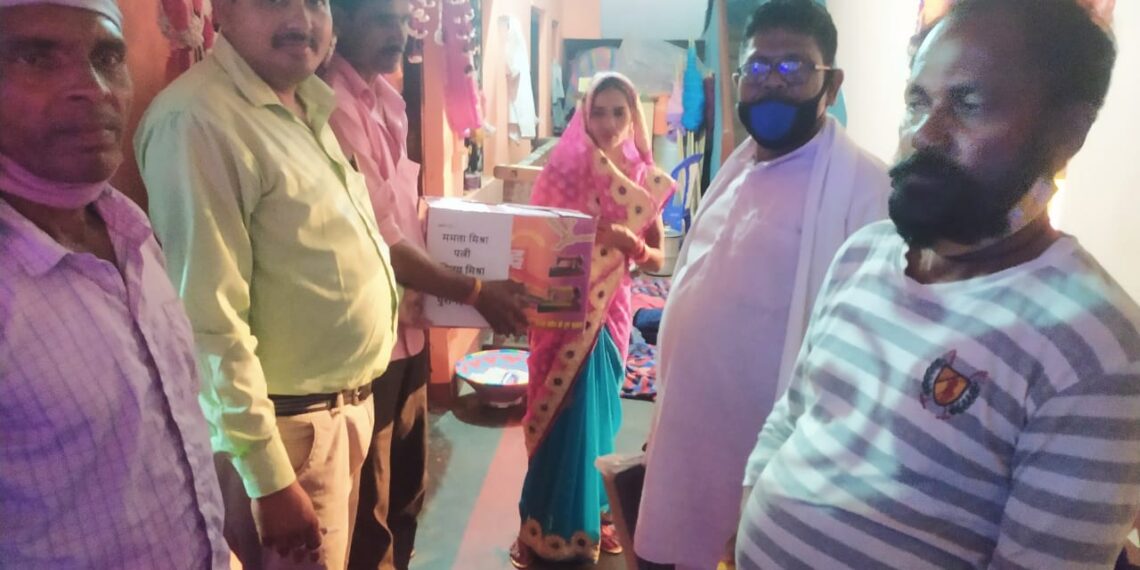 नौतनवां: प्रधान प्रतनिधि विनय ने गरीब कन्याओं में वितरित किये 12 सिलाई मशीन, नेक कार्य