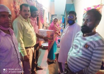 नौतनवां: प्रधान प्रतनिधि विनय ने गरीब कन्याओं में वितरित किये 12 सिलाई मशीन, नेक कार्य