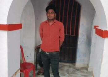 सिद्धार्थनगर: भारत समाचार के पत्रकार के साथ मारपीट का वीडियो वायरल, एसडीएम और विधायक के सामने हुई झड़प