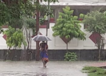 गोरखपुर में गरज के साथ झूम के बरसे बादल चक्रवाती तूफान का दिखा असर