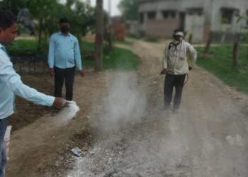 लक्ष्मीपुर: नवनिर्वाचित ग्राम प्रधान एवं सचिव ने मिलकर गाँव में करवाया सेनेटाईजेशन