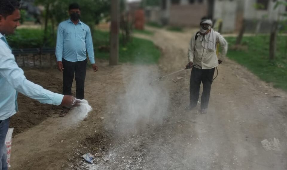 लक्ष्मीपुर: नवनिर्वाचित ग्राम प्रधान एवं सचिव ने मिलकर गाँव में करवाया सेनेटाईजेशन