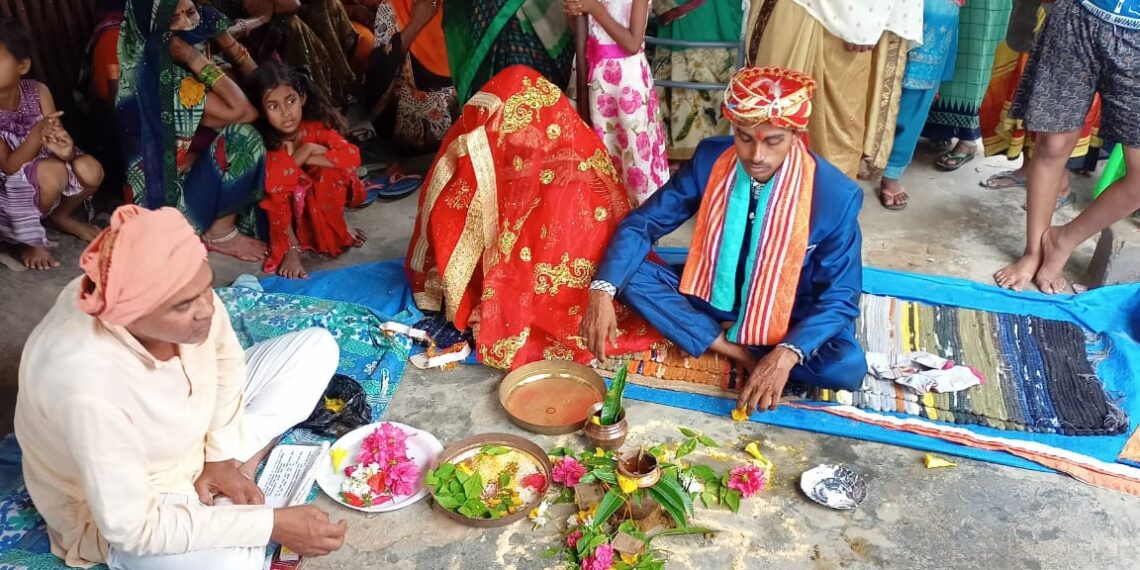 सराहनीय: लक्ष्मीपुर के जंगल गुलरिहा में ग्रामीणों ने मदद की हाथ बढ़ा किये लड़की के हाथ पीले