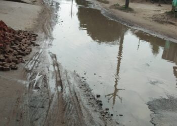 लक्ष्मीपुर: क्यों गांवों तक नही पहुँच पाती आपकी नजर साहब? तलाब जैसी दिखने लगी हैं यहां सड़क