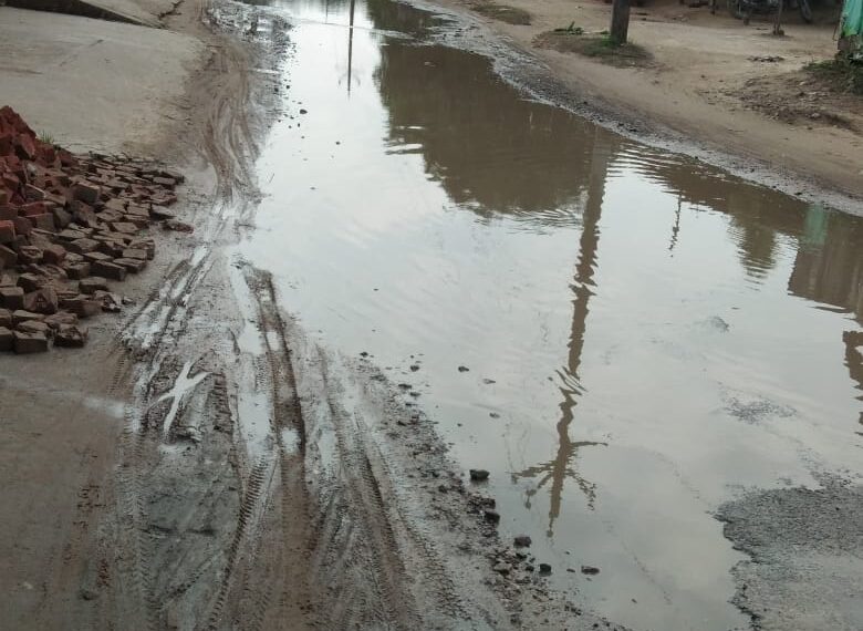 लक्ष्मीपुर: क्यों गांवों तक नही पहुँच पाती आपकी नजर साहब? तलाब जैसी दिखने लगी हैं यहां सड़क