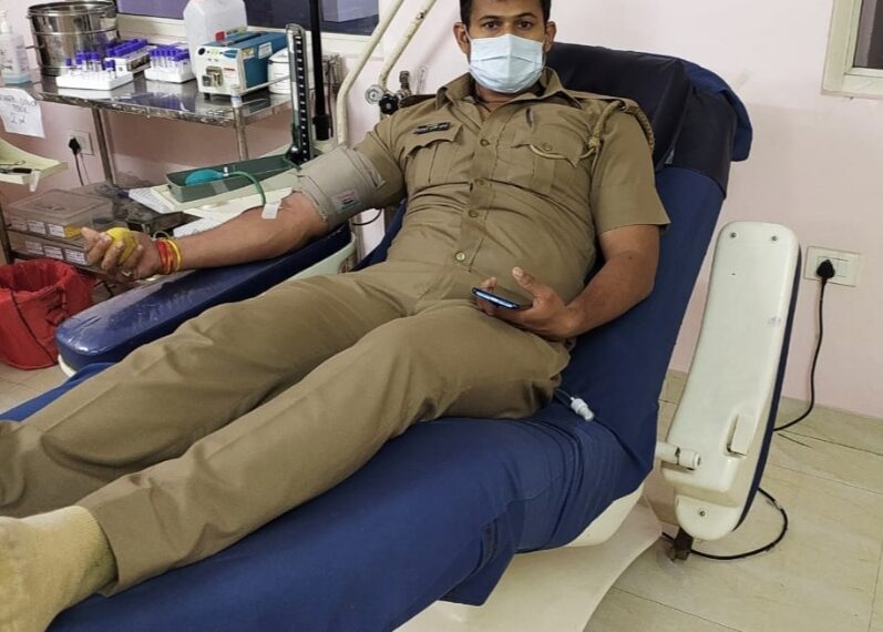 महिला के लिए मांगी गई ब्लड की मदद को देख, ब्लड देने अस्पताल पहुंचा गया पीआरवी जवान