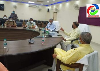 महराजगंज: सभी विकास खंड में स्थापित हो ऑक्सीजन और वेंटीलेटर युक्त कोविड हॉस्पिटल, अपर मुख्य सचिव के साथ बैठक में बोले सांसद पंकज चौधरी