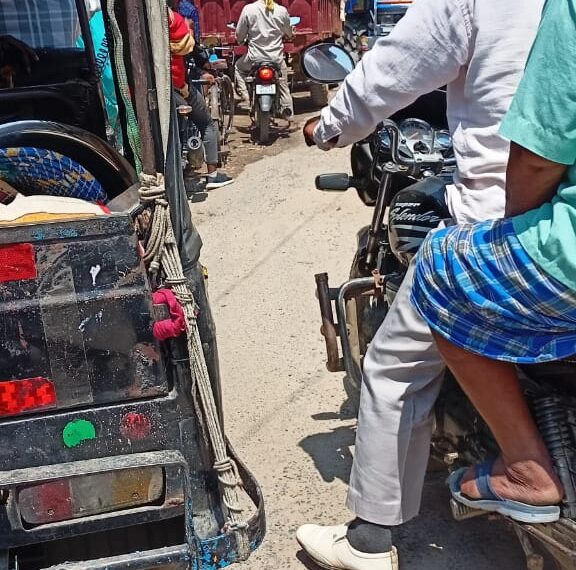 लक्ष्मीपुर: उड़ रही है सोशल डिस्टेंटिंग की धज्जियां , प्रशासन की नही पड़ रही नज़र