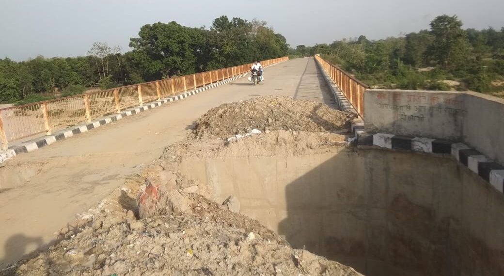 आजादी से आज तक नही बन पाई पक्की सड़क , जिम्मेदारों के नजरो से है अनजान