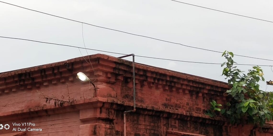 जानलेवा साबित हो रही नौतनवां के न्यू पीएचसी अस्पताल पर स्पर्श होती बिधुत तार, करंट की चपेट से मवेशियों की हो चुकी है मौत