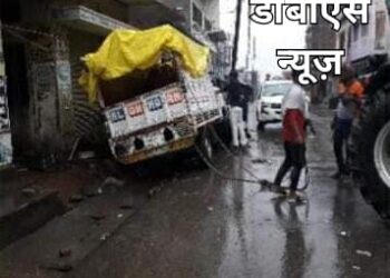 बृजमनगंज: पिकअप की ब्रेक हुई फेल, सब्जी की दुकान सहित विद्युत पोल को किया क्षतिग्रस्त