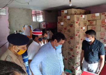 जहरीली शराब से मौत के बाद नौतनवां में भी शराब के दुकानों पर छापेमारी, जनपद में भी कई जगह मिलावटी शराब के खिलाफ सघन जांच शुरू