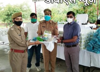 महराजगंज: कोरोना से बचाव हेतु एसपी ने पुलिस लाइन में कोरोना सुरक्षा किट व इम्यूनिटी बूस्टर कीट का किया गया वितरण