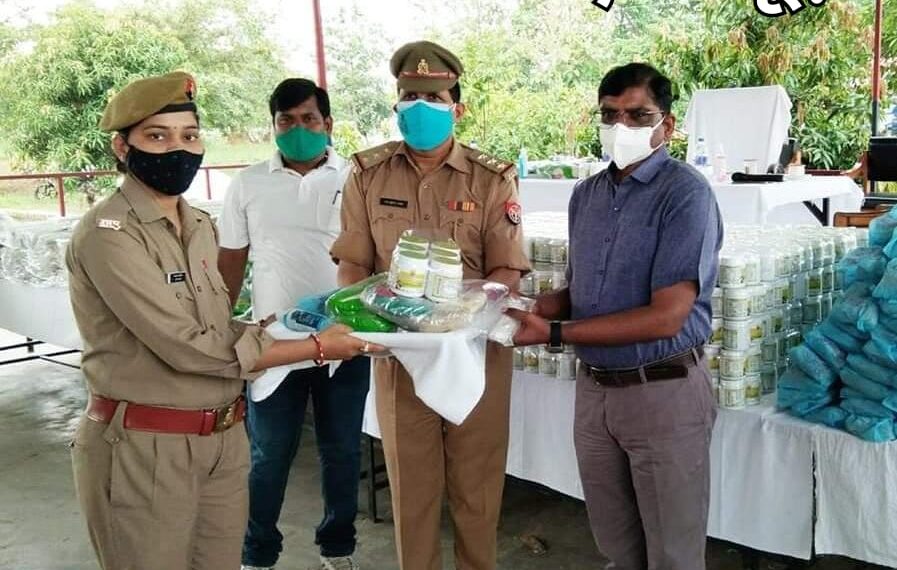 महराजगंज: कोरोना से बचाव हेतु एसपी ने पुलिस लाइन में कोरोना सुरक्षा किट व इम्यूनिटी बूस्टर कीट का किया गया वितरण