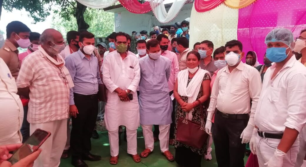 मोदी सरकार के 7 साल पूरा होने पर नौतनवां क्षेत्र के गांवों में पहुंचे सांसद पंकज चौधरी, सेवा ही संगठन कार्यक्रम में किये जनसंवाद, गिनाई सरकार की खूबियां