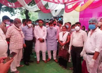 मोदी सरकार के 7 साल पूरा होने पर नौतनवां क्षेत्र के गांवों में पहुंचे सांसद पंकज चौधरी, सेवा ही संगठन कार्यक्रम में किये जनसंवाद, गिनाई सरकार की खूबियां