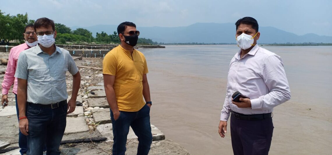 नारायणी के जलस्तर वृद्धि, बी गैप पर बढ़ा दबाव, जिलाधिकारी डॉ उज्ज्वल कुमार ने किया निरीक्षण