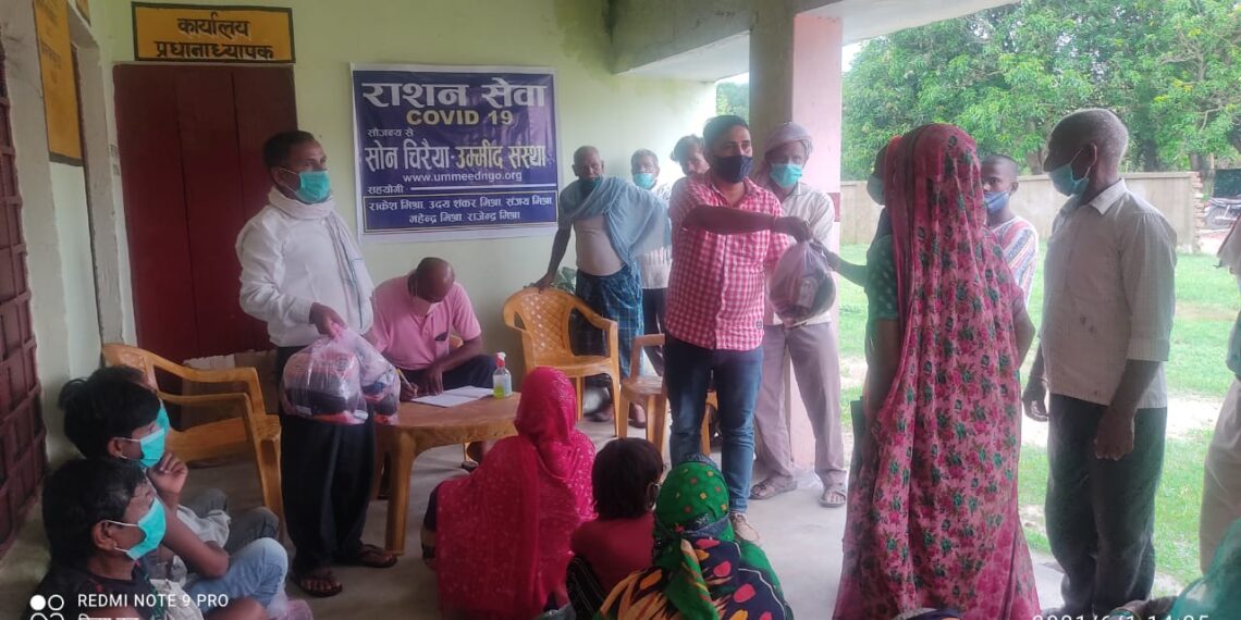 नौतनवां: समाजसेवी संस्था ने बैरिअहवा में वितरित किये राशन पैकेट