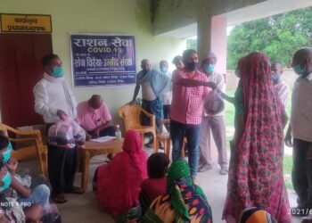 नौतनवां: समाजसेवी संस्था ने बैरिअहवा में वितरित किये राशन पैकेट