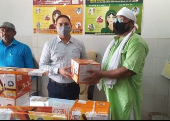 लक्ष्मीपुर हॉस्पिटल के कोविड वैक्सीनेशन हाल को ग्राम प्रधान ने दिया 4 पंखे, लोगो को गर्मी से मिलेगी निजात