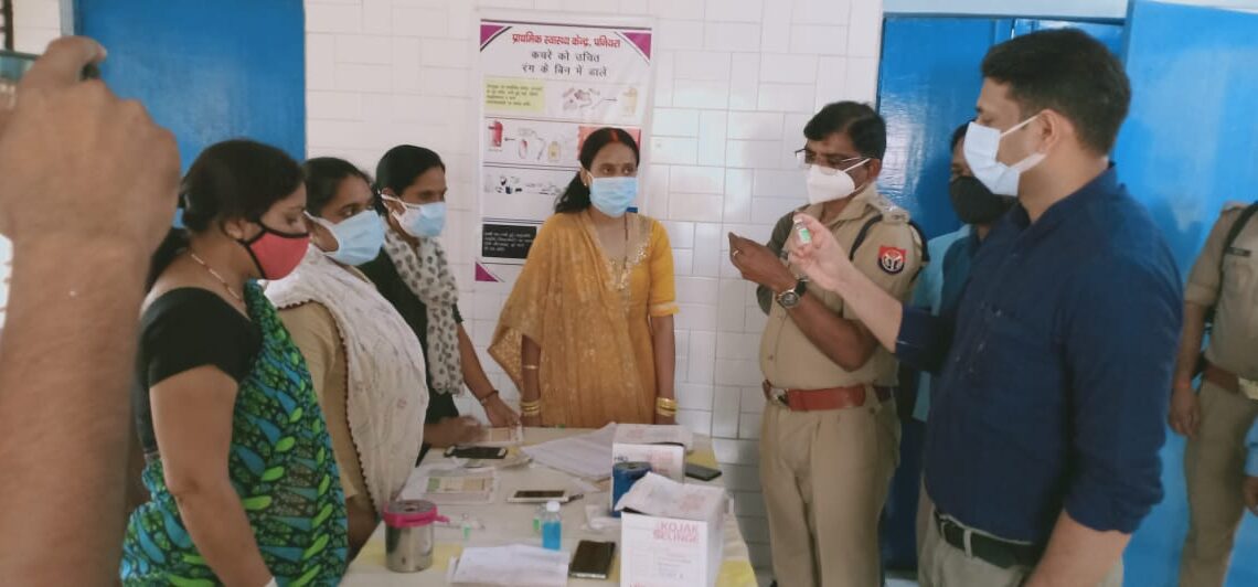महराजगंज: पनियरा CHC में वैक्सीनेशन व कोरोना जांच का डीएम और एसपी ने किया निरीक्षण, वैक्सीनेशन को किया जागरूक