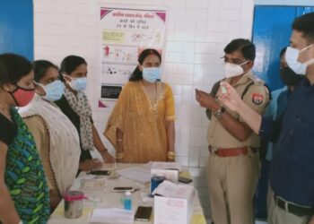 महराजगंज: पनियरा CHC में वैक्सीनेशन व कोरोना जांच का डीएम और एसपी ने किया निरीक्षण, वैक्सीनेशन को किया जागरूक