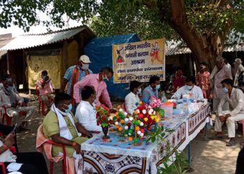 लक्ष्मीपुर: वनवासी कल्याण आश्रम ने जंगल गुलरिहा में लगाया स्वास्थ्य शिविर कैम्प, गरीबो में निःशुल्क दवाएं वितरण