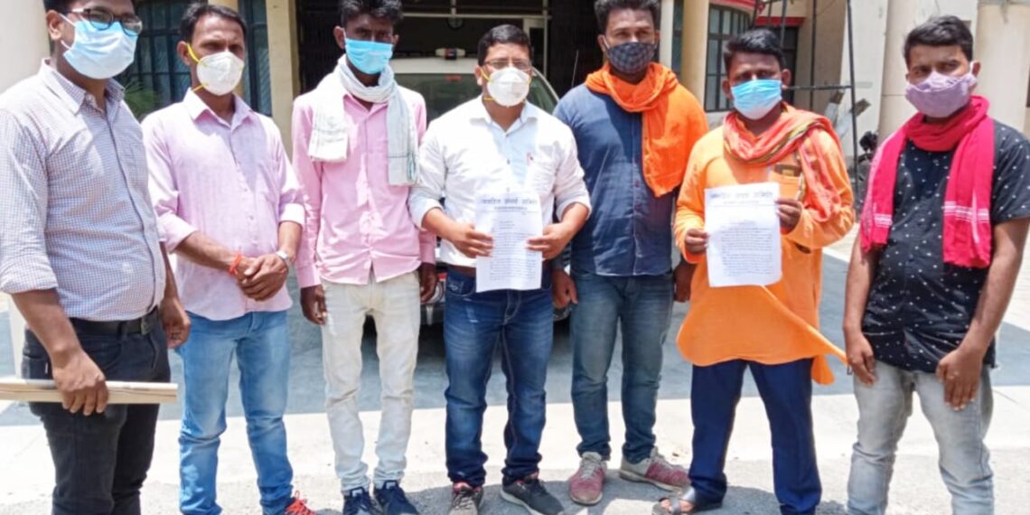 महराजगंज: मुख्यमंत्री को सम्बोधित ज्ञापन जिलाधिकारी को देकर गिनाई क्षेत्र की समस्याएं