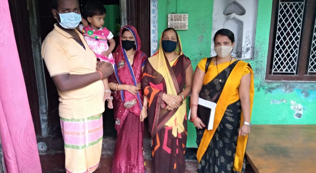 महराजगंज: कोविड से निराश्रित बच्चो को, क्षेत्र में उतर कर सम्बल प्रदान कर रहा महिला शक्ति केंद्र